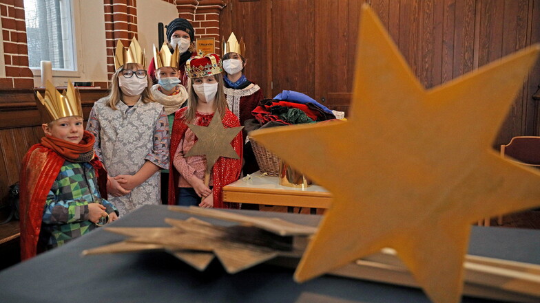 In der Riesaer Trinitatiskirche probierten die Sternsinger ihre Kostüme an, bevor es losging. Anschließend sammelten sie eine Rekordsumme.