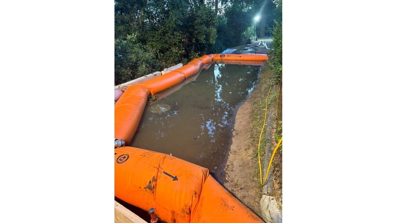 Wieder hielten Bibernester von Feuerwehr und THW das ausgetretene Abwasser an der Malter-Talsperre zurück.