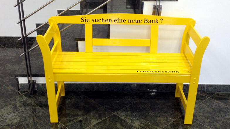 Gemeint ist mit dieser ermunternden Aufforderung gewiss nicht nur ein Sitzmöbel – hübscher Werbeeinfall der Commerzbankfiliale in der Hoyerswerdaer Friedrichsstraße 42.