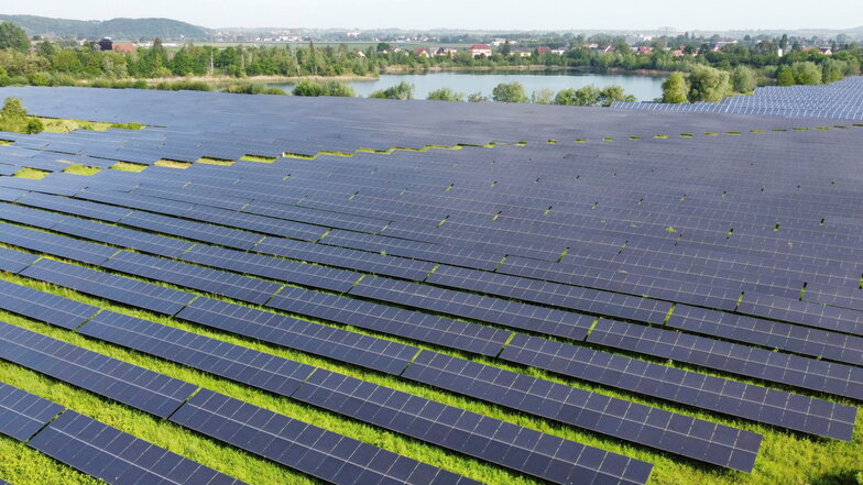Seit 2011 liefern etwa 16 Hektar an Fotovoltaikanlagen rund acht Megawatt an Strom in Coswig-Brockwitz. Nun sollen weitere zwei Megawatt dazukommen, produziert auf dem bisher ungenutzten Gewässer des ehemaligen Kiesabbaugeländes.