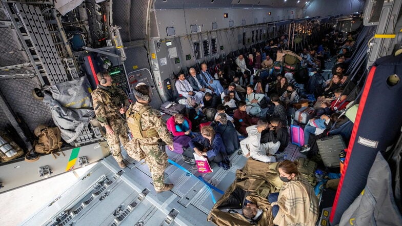 Seit der Machtübernahme der Taliban fliegt die Bundeswehr Menschen aus Afghanistan aus. Jetzt hat sich auch der Landkreis Bautzen bereit erklärt, Ortskräfte aufzunehmen.