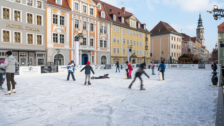 Hier geht Sicherheit vor. Die Görlitzer Eisbahn ist dieses Jahr den Kindern vorbehalten. Auch bei den Vereinen und Musikschulen müssen Eltern derzeit draußen bleiben.