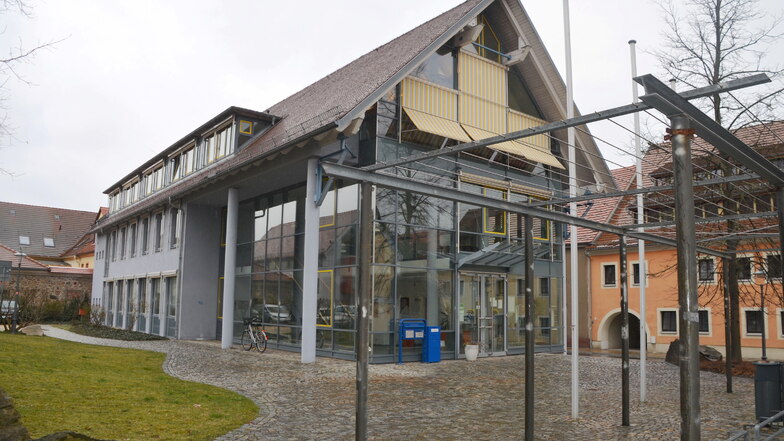 Reichenbach fehlen zwölf Millionen Euro. Damit im Rathaus (Foto) mehr Geld ankommt, müssen jetzt Eigentümer von Grundstücken deutlich mehr Steuern zahlen.