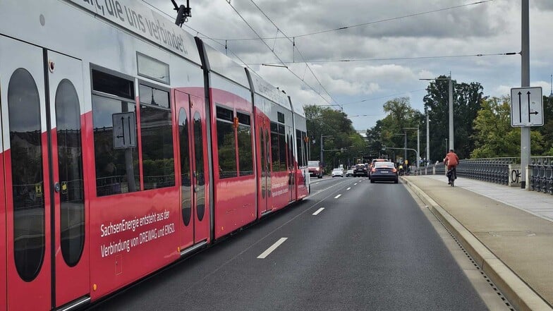 Keine großen Staus wie am Mittwoch: Der Verkehr auf der Albertbrücke in Richtung Altstadt rollt wieder flüssig.