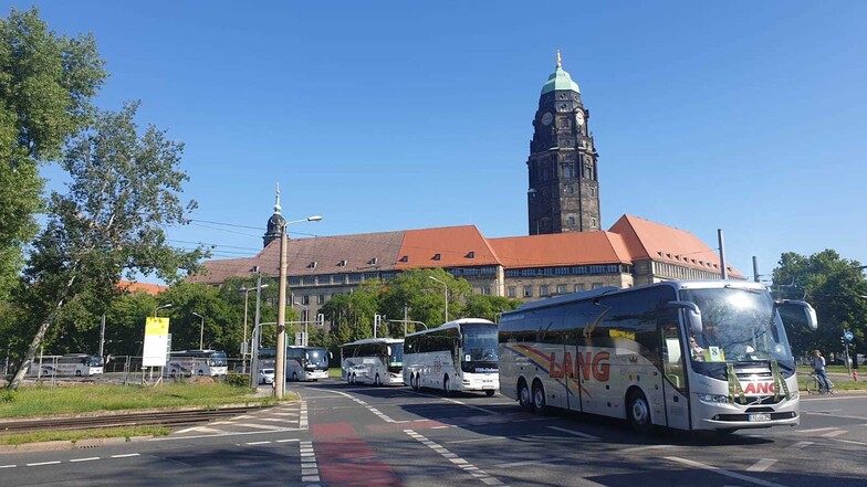 Gegen 9 Uhr startete der Buskonvoi an der Ammonstraße. Am Rathaus vorbei ging es Richtung Staatskanzlei.