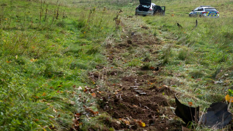 Der Wagen des Schleusers hat eine lange Furche durch die Wiese in Lückendorf gegraben.