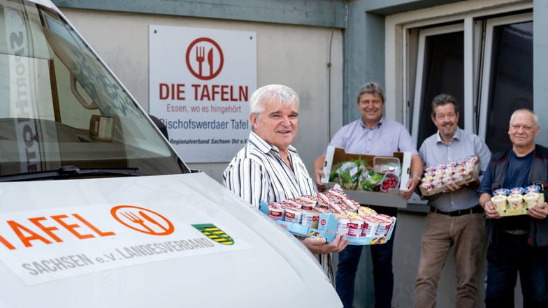 Gute Nachrichten: Tafelchef Ferenc Radocha, Bischofswerdas OB Holm Große, Tafel-Landesverbandschef Stephan Trutschler und Frank Thurek freuen sich, dass vier Tafeln in Ostsachsen wieder schuldenfrei sind.