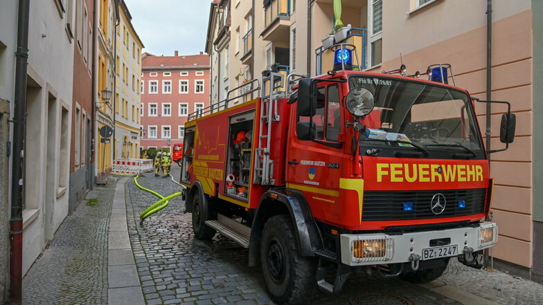 Die Feuerwehr war schnell vor Ort und konnte ein Übergreifen des Feuers auf die benachbarten Häuser verhindern.