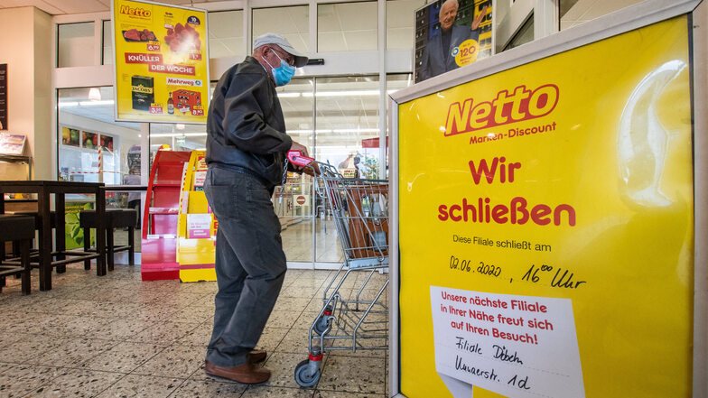 Ein Aufsteller kündigt die Schließung der Netto-Filiale in Großbauchlitz ab kommender Woche an.