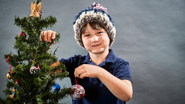 23 Kinder erscheinen im Adventskalender der Sächsischen Zeitung und stehen auf der Canaletto-Bühne. Heute schmückt . Kurt Zscheile den Weihnachtsbaum.
