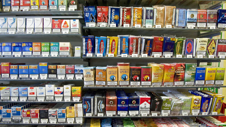Eine große Auswahl an Tabakwaren wird in diesem Regal angeboten. Jede Menge unversteuerte Zigaretten haben Polizisten jetzt bei Bautzen sichergestellt.