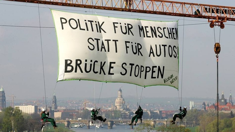Erneuter Protest im April 2008  Die Umweltaktivisten hingen ein Banner mit der Aufschrift "Politik fuer Menschen statt fuer Autos, Brücke Stoppen" auf.