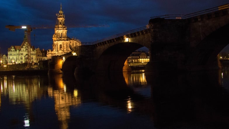 Diesen Anblick wie zu Sanierungszeiten wird die Dresdner Augustusbrücke an diesem Freitagabend bieten. Die frisch installieren Strahler bleiben in der Earth-Night abgeschaltet, die Sandsteinfassaden von Dresdens traditionsreichster Elbebrücke deshalb dunk