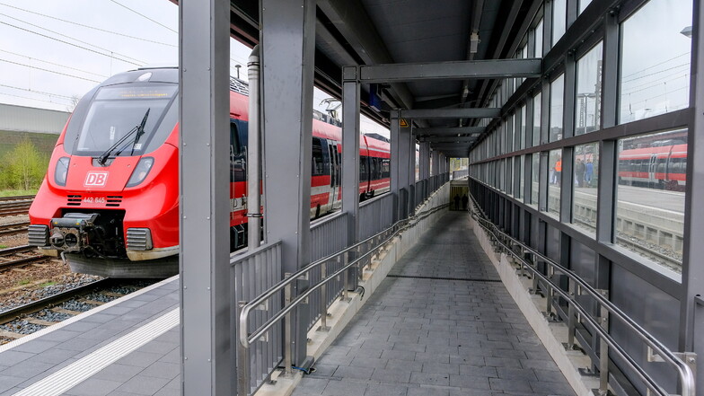 Eine 70 Meter lange Rampe ermöglicht jetzt den barrierefreien Zugang. Das Dach schützt auch die auf dem Bahnsteig Wartenden.