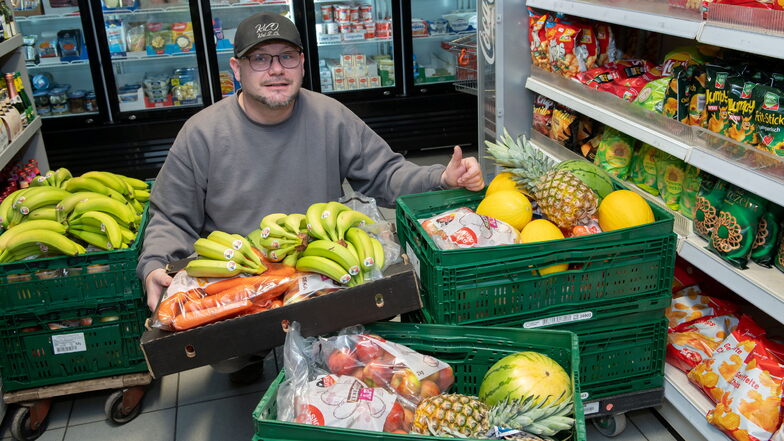 Marko Hoffmann, Inhaber des Großenhainer Lebensmittelladens Kirst & Co, bei seiner Montagsbeschäftigung: Er sortiert Obst und Gemüse, was danach an die Schulen gefahren wird.