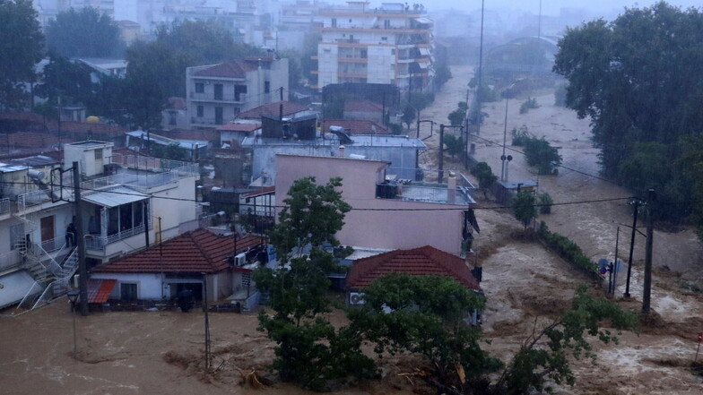 Landunter in Volos: Bei schweren Unwettern ist in Mittelgriechenland ein Mensch ums Leben gekommen. Sturmtief "Daniel" sorgte in vielen Teilen des Landes für Überschwemmungen und Verwüstungen.