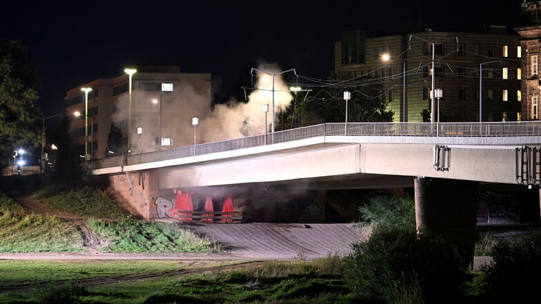 Vorausgegangen waren zwei Sprengungen, um die Fernwärmeleitungen zu trennen.