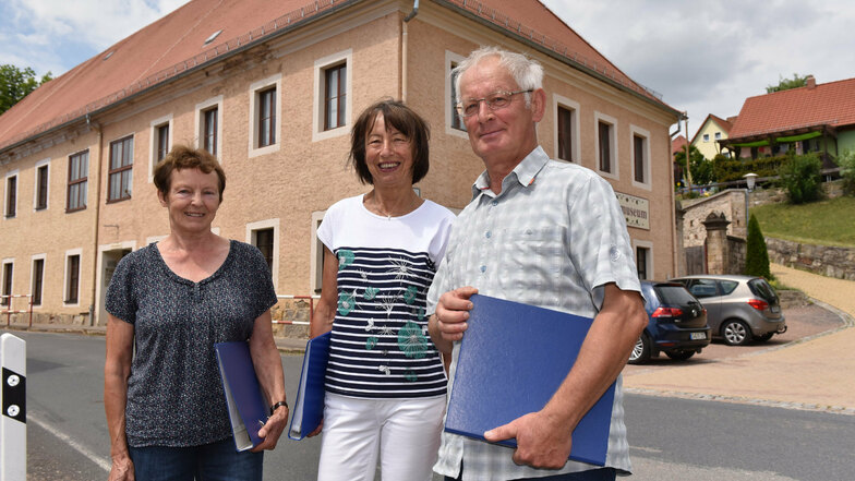Hiltrud Gut, Regina Nüßgen und Günter Gut (v.l.) sind Mitglieder im Reinhradtsgrimmaer Erbgerichtschor. Der sucht eine neue Leitung.