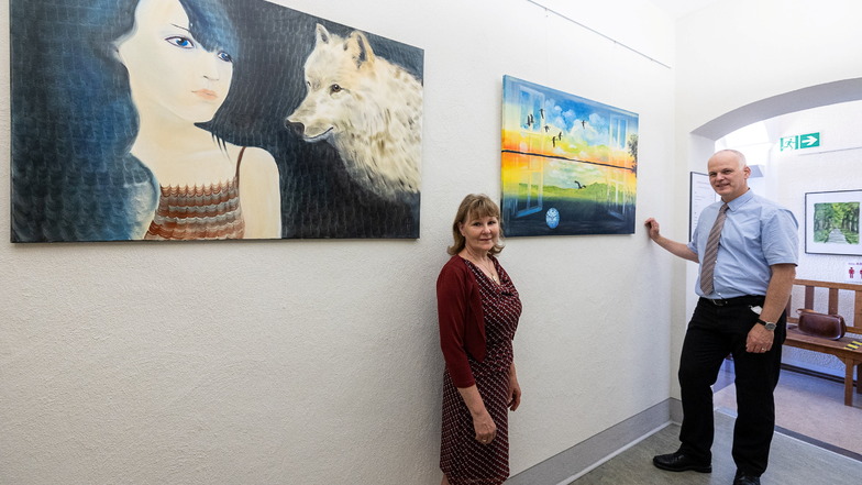 Wolfsmädchen und Aufbruch heißen die Bilder, vor denen hier die Reichstädter Malerin Angelika Hillig und Amtsgerichtsdirektor Rainer Aradei-Odenkirchen stehen.