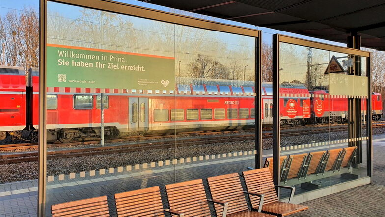WGP-Reklame am Bahnhof: Werben für einen attraktiven Wohnort Pirna.