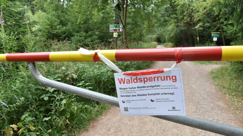 Alle Wanderwege zum Kahleberg sind mit Flatterband und entsprechenden Schildern in drei Sprachen abgesperrt.