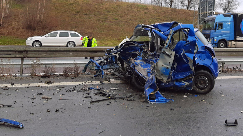Auf der A4 bei Meerane sind am Mittwochmorgen zwei Menschen bei einem Geisterfahrer-Unfall gestorben.