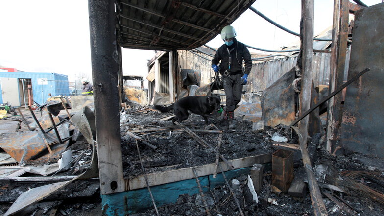 Am Tag nach dem Feuer im März wurde auch ein Brandmittelspürhund eingesetzt. Übrig geblieben ist von den Werkstätten nicht viel, auch zahlreiche Autos wurden zerstört.