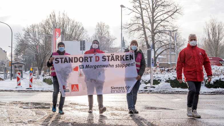 Eine kleine Siemens-Vertretung kam am Freitagmittag spontan zum Werktor der Kollegen vom Waggonbau, um Solidarität zu bekunden.
