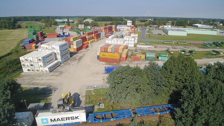 Ähnlich wie am Stammsitz in Forst wird der Containerumschlagplatz der Firma Lion Spezialtransporte GmbH bald auch in Kodersdorf aussehen.