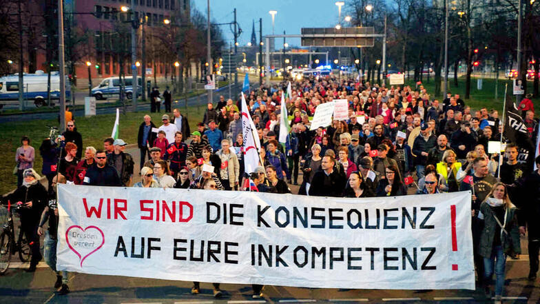Auch am Montag demonstrierten mehrere hundert Dresdner gegen die bestehenden Corona-Maßnahmen. Kann der Streit mit einem Dialog geschlichtet werden?