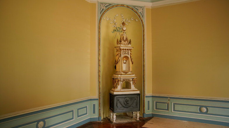 Die Zimmer im Pillnitzer Bergpalais sind restauriert. Noch gut erhalten ist dieser kunstvoll gestaltete Ofen im einstigen Schlafzimmer.