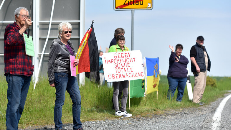 Viele Menschen protestierten am Sonntag entlang der B 96 von Zittau bis Oppach, so wie hier am Ortsausgang von Zittau.