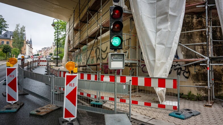 Der Pfeiler der Bahnbrücke am Bahnhofsberg ist seit dieser Woche eingerüstet. Eine Ampel regelt den Verkehr.