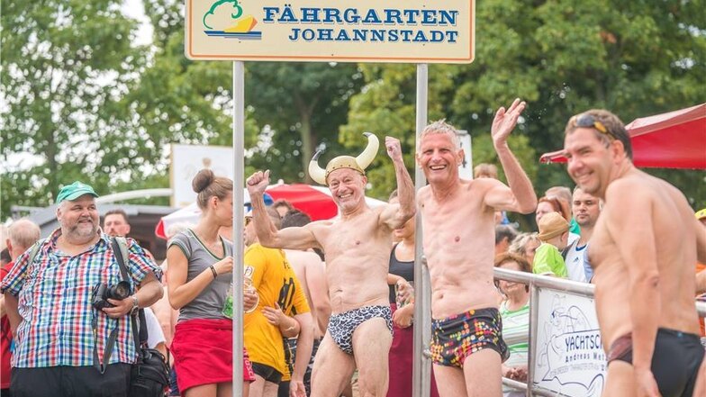 Einen großen Empfang gab es beim Eintreffen der Schwimmer am Fährgarten Johannstadt.