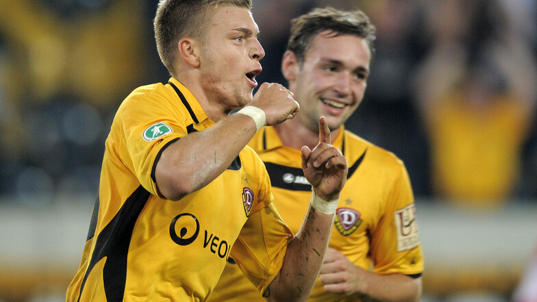 Alexander Esswein (l.) erzielte in der Saison 2010/11 für Dynamo 17 Tore beim Aufstieg in die zweite Liga. Hier jubelt er mit Maik Kegel.