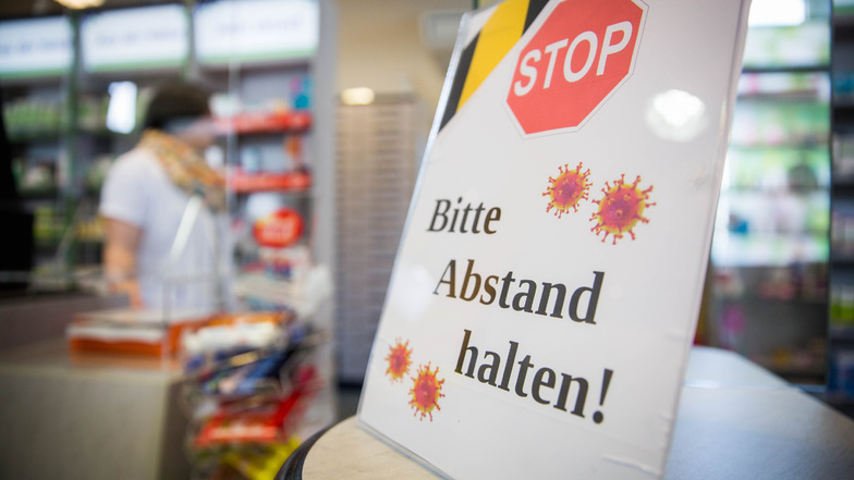 Klare Ansage in einer Apotheke in Dresden-Laubegast.