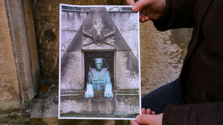 "Eine Sphinx stellt sich jemand zu Hause auf", vermutet die Friedhofsverwalterin.
