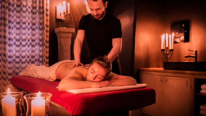 Lassen Sie sich in den Massageräumen der Burg von erfahrenen Therapeuten verwöhnen und gönnen Sie sich eine wohltuende Massage, die Verspannungen löst und für tiefgehende Entspannung sorgt.