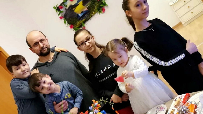 Ein Foto eines Familienfestes aus besseren Zeiten bei der georgischen Familie Pareulidze-Gardasvili in Meißen. Ende Mai ist die Mutter mit ihren Kindern nach Georgien abgeschoben worden.