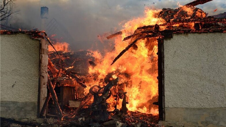 Hier standen ein Stall, eine Scheune sowie ein Wohnhaus in Flammen.