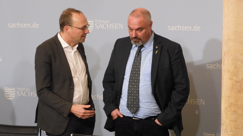 Sachsens Bauernpräsident Torsten Krawczyk (rechts im Bild) wird mit Agrarminister Wolfram Günther (Grüne) die neue Milchkönigin krönen, lehnt aber sein Agrarstrukturgesetz ab.