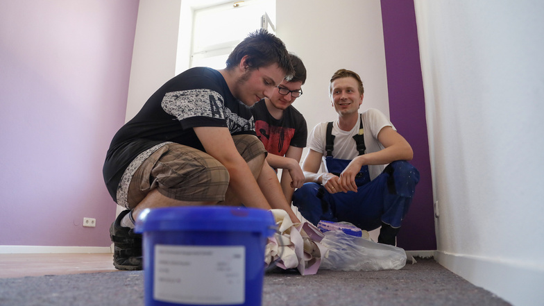 Sozialpädagoge Martin Epkes (rechts) hat tatkräftige Unterstützung von zwei Jugendlichen, die im Rahmen eines Projektes wieder in ihren Lebensrhythmus zurückfinden wollen.
