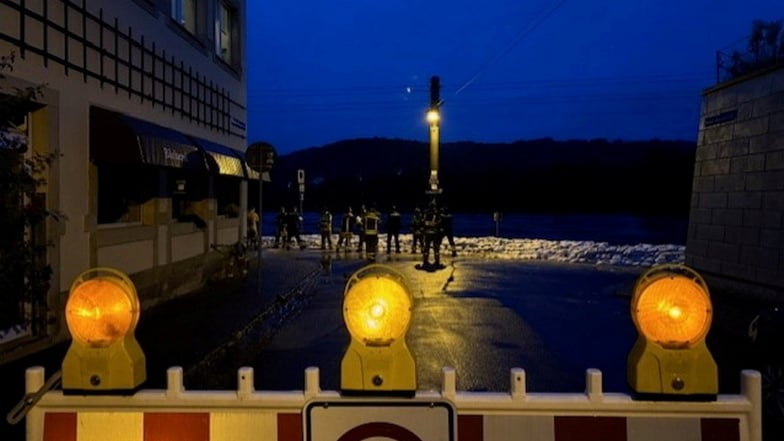 Die Feuerwehr errichtet am Sonntagabend am Laubegaster Ufer einen Sandsackwall.