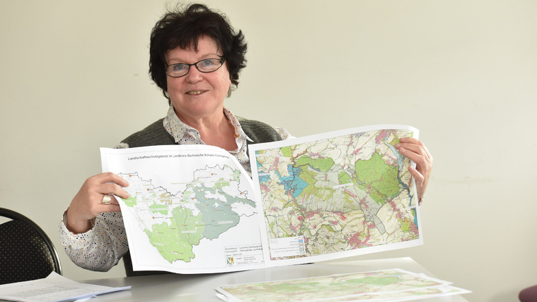Birgit Hertzog im Landratsamt mit Plänen für Landschaftsschutzgebiet Wilisch.