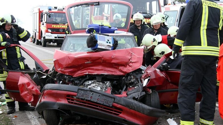 Eine 80 Jahre alte Frau ist am Freitag bei einem Autounfall nahe Dresden ums Leben gekommen.