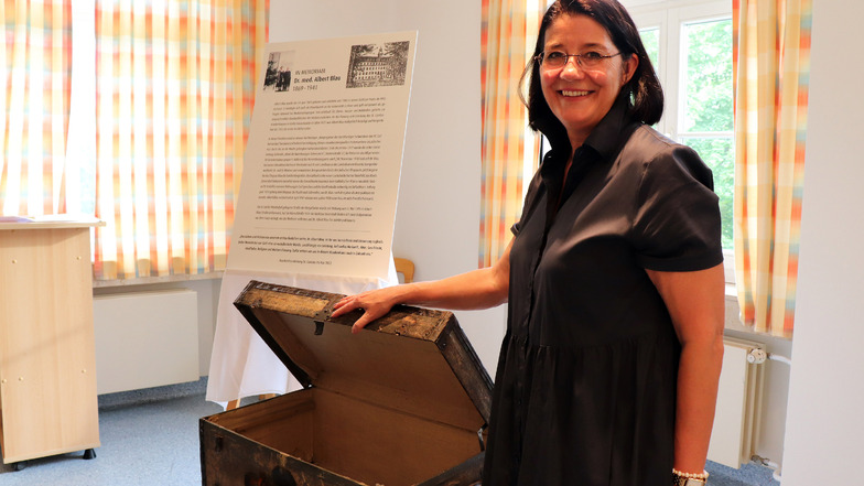 Ines Haaser präsentierte den Koffer von Albert Blau.