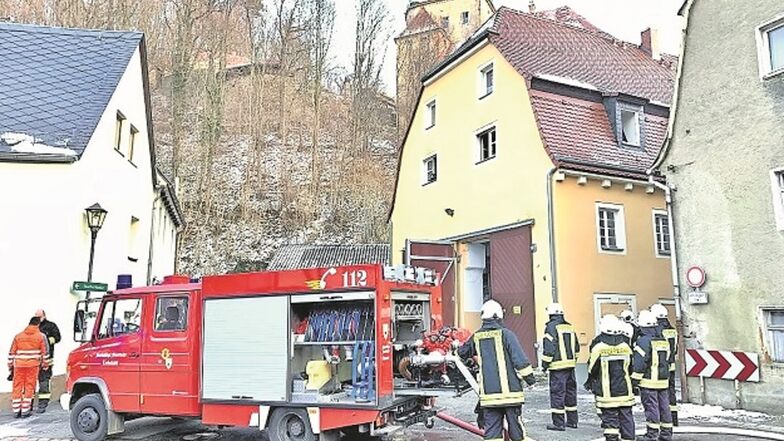 In dem Wohnhaus unterhalb von Schloss Kuckuck-
stein in Liebstadt war der Brand am Mittwochnachmittag ausgebrochen. Eine Bewohnerin konnte von der Feuerwehr nur noch tot geborgen werden.