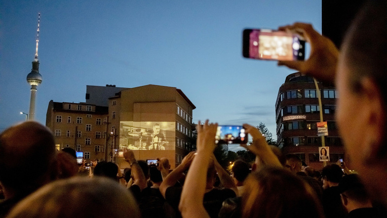 Das neue Video von Rammstein wurde in Berlin an eine Hauswand projiziert.