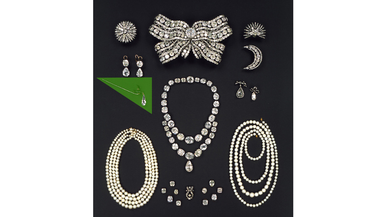 Der vollständige Diamantschmuck und die Perlen der Königin (der grüne markierte Teil ist derzeit ausgeliehen und befand sich zur Zeit des Einbruchs in Sicherheit).
