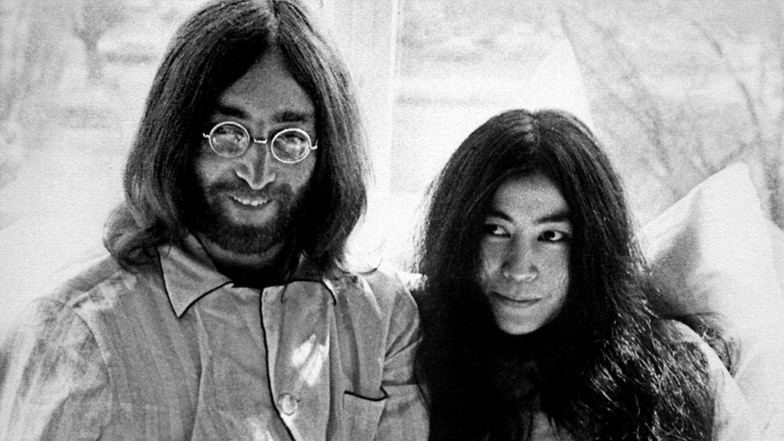 Pressekonferenz im Bett: Nach ihrer Hochzeit verbrachten John Lennon und Yoko Ono in Amsterdam eine Woche im Hotelbett, um damit  für den Frieden zu demonstrieren.